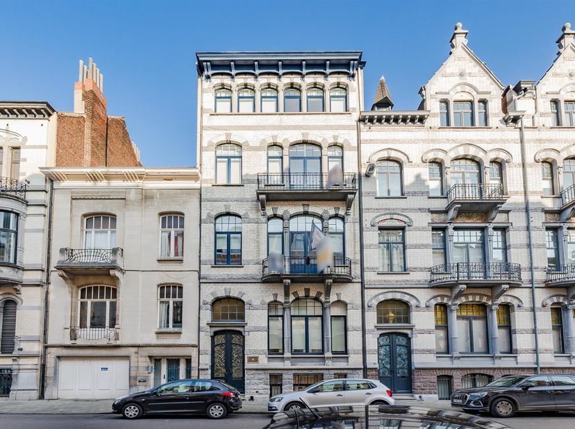 Quartier Louise - Châtelain &amp; Bois de la Cambre - Magnifique Hôtel de Maître de +/-651m² + terrasses sur un terrain de 3a60 avec un beau jardin. Permi