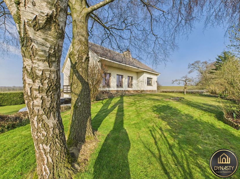 DYNASTY a le plaisir de vous présenter à la vente cette belle villa idéalement située à Bastogne, à quelques pas de la frontière luxembourgeoise. Impl