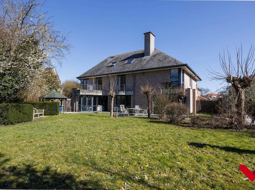 Welkom in deze prachtige villa, gelegen in een rustige en groene omgeving in Heverlee.&lt;br /&gt;
Gebouwd in 1992, maar met een moderne uitstraling en tot