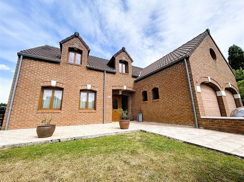 Située à l&#039;entrée d&#039;un clos résidentiel calme et prisé, cette charmante maison de 270m² et 4 façades construite en 2003 offre de beaux volumes et un c