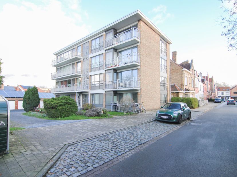 Deze buitengewone kans doet zich voor in Sint-Andries, op een steenworp afstand van het centrum van Brugge, in de nabijheid van de Smedenpoort. Het ge