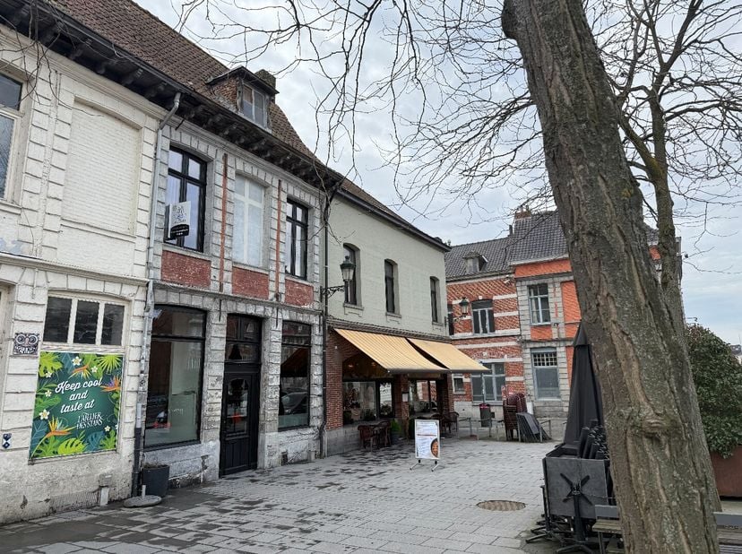 Idéalement située au bord de lEscaut, cette surface commerciale entièrement aménagée vous offre un cadre prêt à accueillir votre activité. Elle dispos