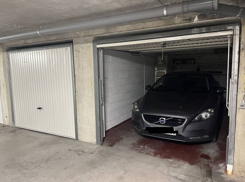 Garage box à vendre à Nieuwpoort-Bad. Le box de garage est situé sur la -1 de la Residentie Nieuwzand, Franslaan 73. &lt;br /&gt;
Dimensions:&lt;br /&gt;
- profon