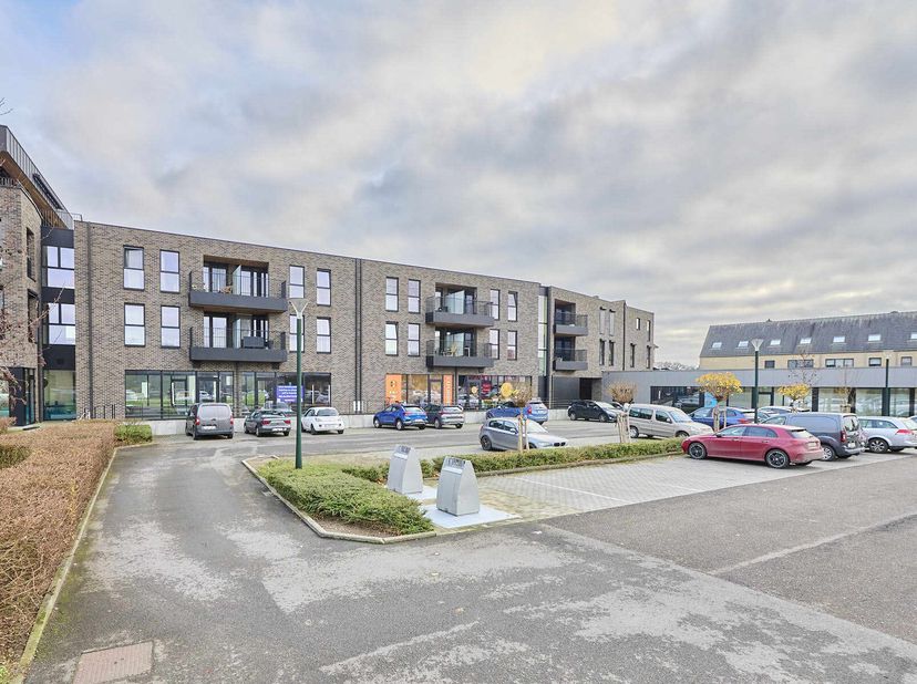 TE KOOP/TE HUUR&lt;br /&gt;
Deze casco handelsruimte van 227m² biedt de ideale plek voor jouw kantoor of handelszaak. Voorzien van een zeer centrale ligging