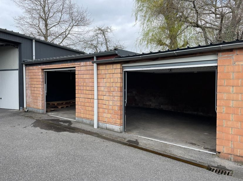 Algemene info:&lt;br /&gt;
Totale oppervlakte: 50 m² (9,5 m breed x 5,3 m diep)&lt;br /&gt;
Magazijnhoogte: 2,40 m&lt;br /&gt;
Beschikbaarheid: Vrij vanaf 01/04/2025&lt;br