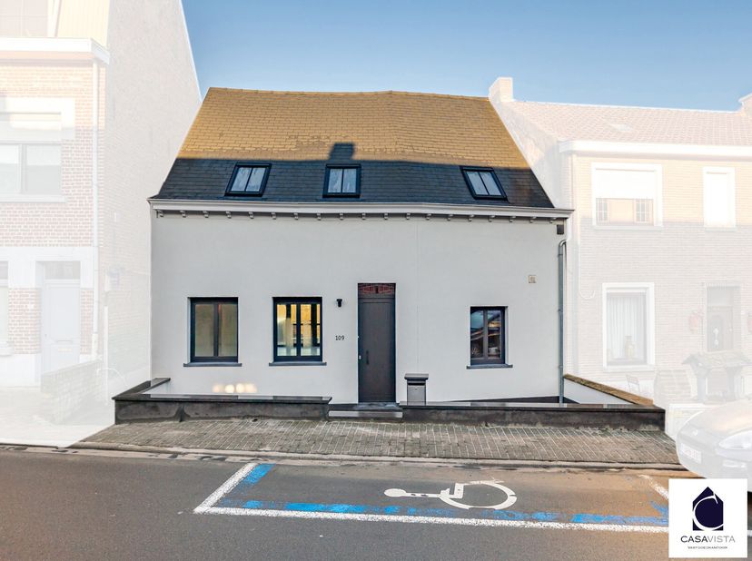 HEDENDAAGSE ,VOLLEDIG VERNIEUWDE GEZINSWONING MET 3 SLAAPKAMERS EN AANGELEGDE TUIN OP 460m2. Gelegen aan de hoger gelegen stadsrand van Geraardsbergen