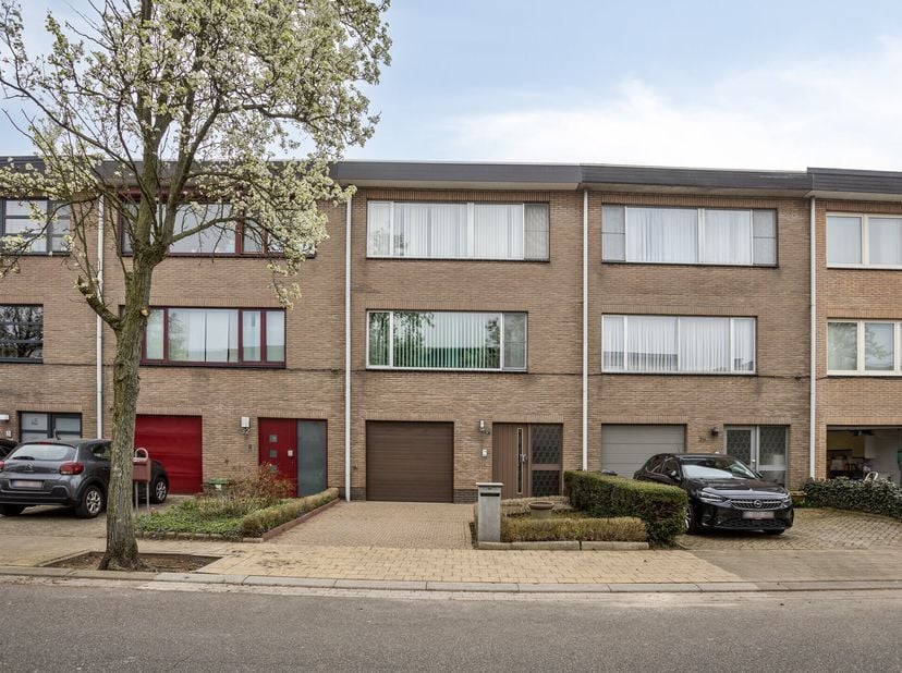 Gelegen aan de Palmenlaan 30 in Hoevenen, staat deze ruime bel-etage woning die het comfort van een ruime woonruimte combineert met een rustige omgevi