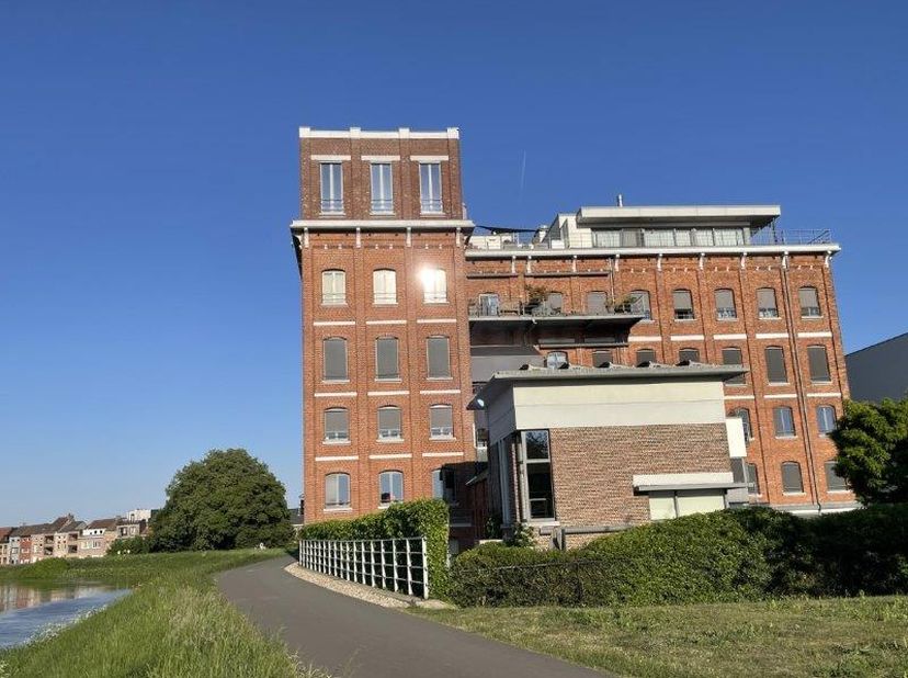 Exclusief en uniek loft-appartement van ± 175m² met ruim en zonnig terras van ±. 65m². In authentieke residentie De Bloemmolens nabij de Nete en met d