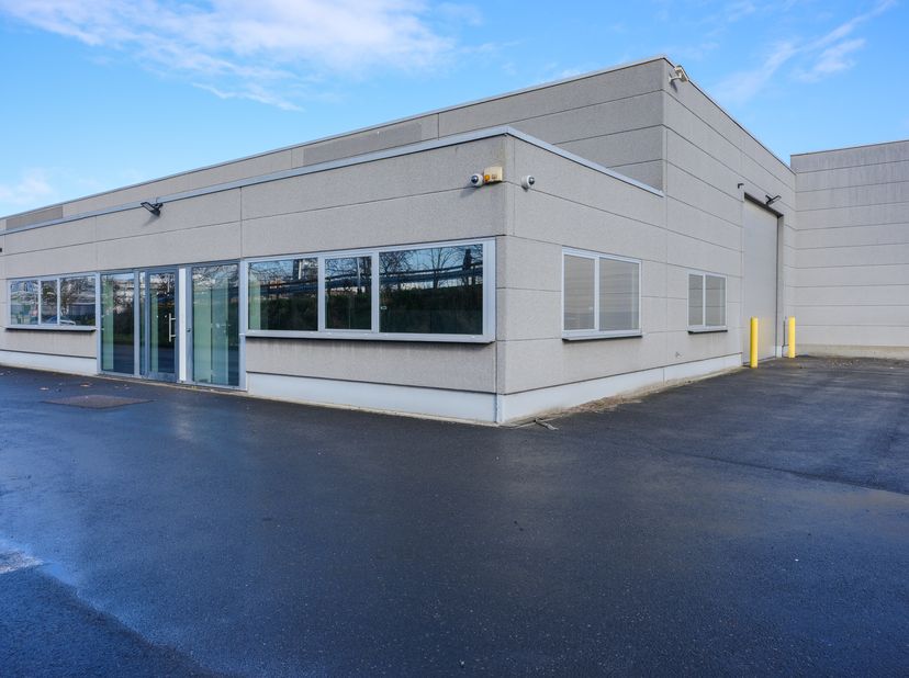 L&#039;entrepôt et les bureaux sont facilement accessibles le long du Noordkaai à Izegem, à quelques minutes seulement de l&#039;entrée et de la sortie du port