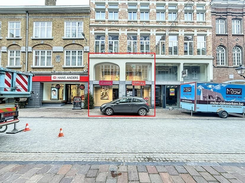Instapklaar handelspand te huur in het centrum van Ieper. Het pand is gelegen vlak aan de Grote Markt en heeft hierdoor veel visibiliteit. &lt;br /&gt;
Oppe