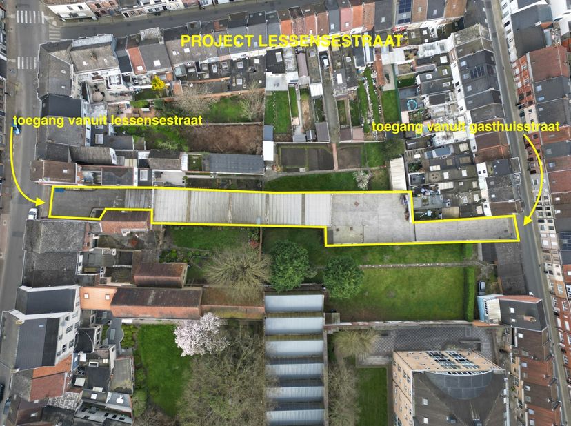 Deze projectgrond van 1200 m² is toegankelijk vanuit de twee straten nl, Lessenstraat nr.100 en ook vanuit de Gasthuisstraat.&lt;br /&gt;
Perceelbreedte in