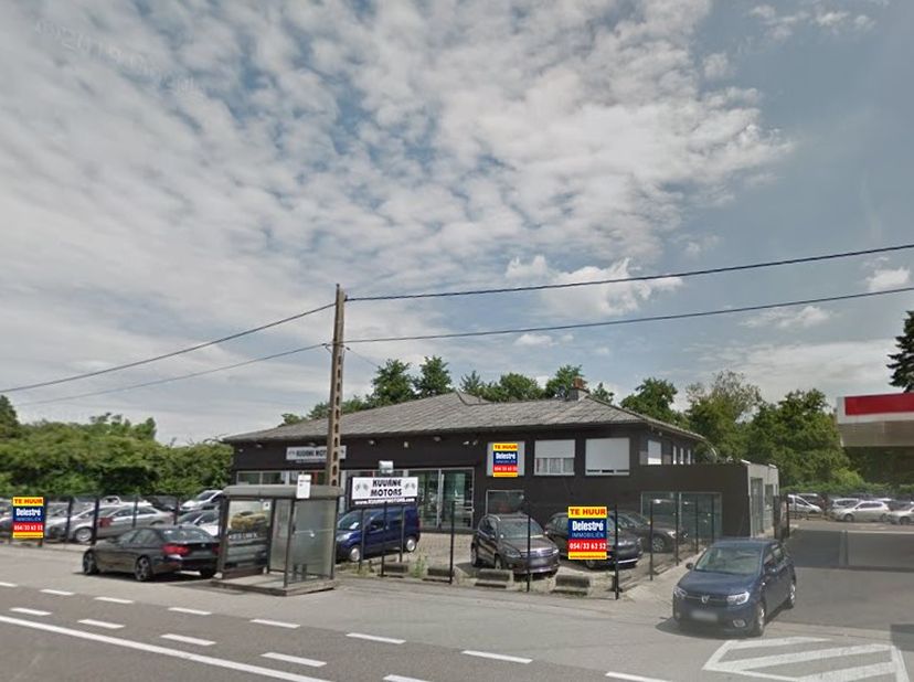 Goed gelegen commerciële eigendom te huur, op de verbindingsweg tussen Gent en Kortrijk, bestaande uit een garage /werkplaats (uitgerust met showroom,