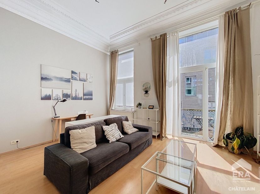ERA Châtelain vous propose ce superbe appartement de 60 m2 en mezzanine, idéalement situé à deux pas de l&#039;Avenue Louise et de la Place Flagey.Entièrem