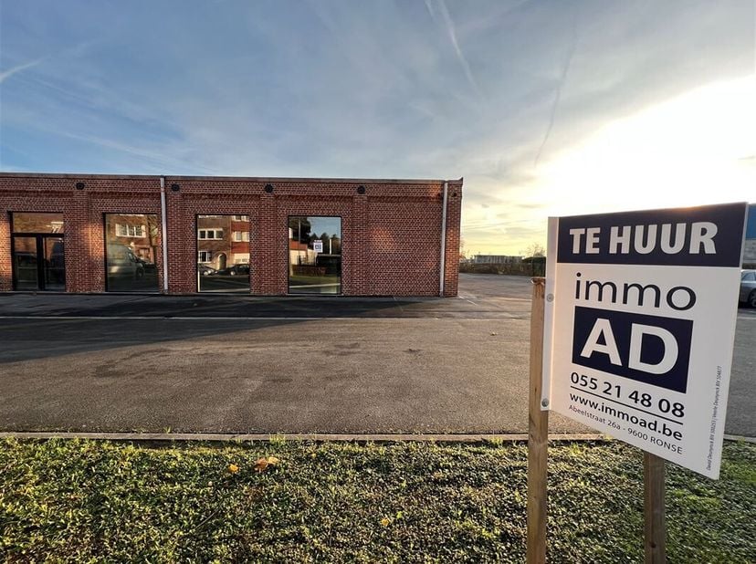 Découvrez cet espace commercial spacieux et polyvalent avec une hauteur libre de +/- 3,80 m, idéal pour les entrepreneurs à la recherche d&#039;un vaste es