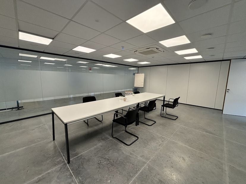 Espaces de bureaux d&#039;environ 5 à 40 m² au premier étage mis à disposition à Vichte avec des installations communes.&lt;br /&gt;
- salle de réunion commune&lt;b