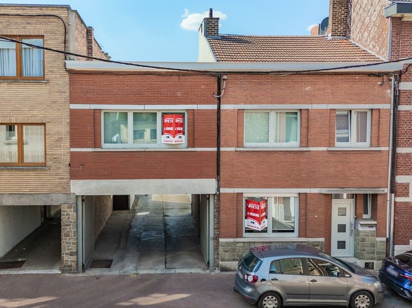 Ensemble immobilier polyvalent en bon état, conforme aux prescriptions urbanistiques. Ce bien se compose de deux appartements, dun entrepôt, de cinq g