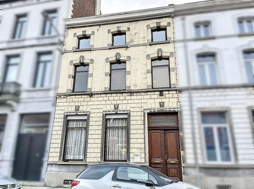 Idéalement située au cur de Soignies, cette maison de Maître ravira une famille à la recherche de proximité immédiate des facilités (écoles, gare, com
