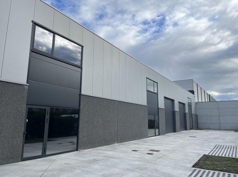 Deze nieuwbouw KMO-units te huur in Eeklo bevinden zich op een goed bereikbare locatie langs de N9. Een van de units beschikt over een kantoor/showroo