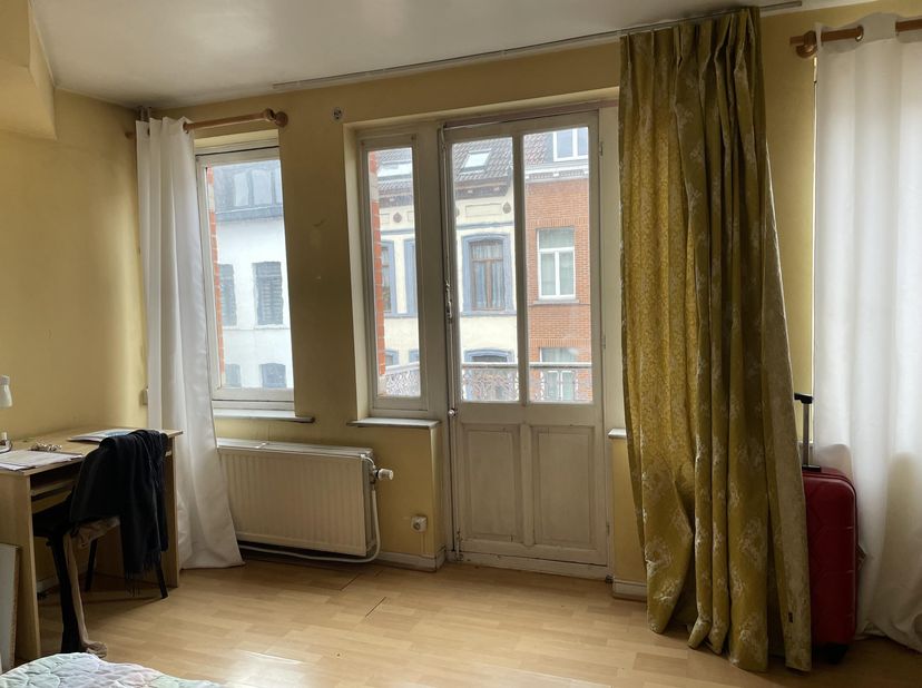 La maison au charme Bruxellois pour famille et ou investeurs.&lt;br /&gt;
Rue commerçante à proximité d&#039;une arret de bus à La Chasse&lt;br /&gt;
Plast Jourdan de