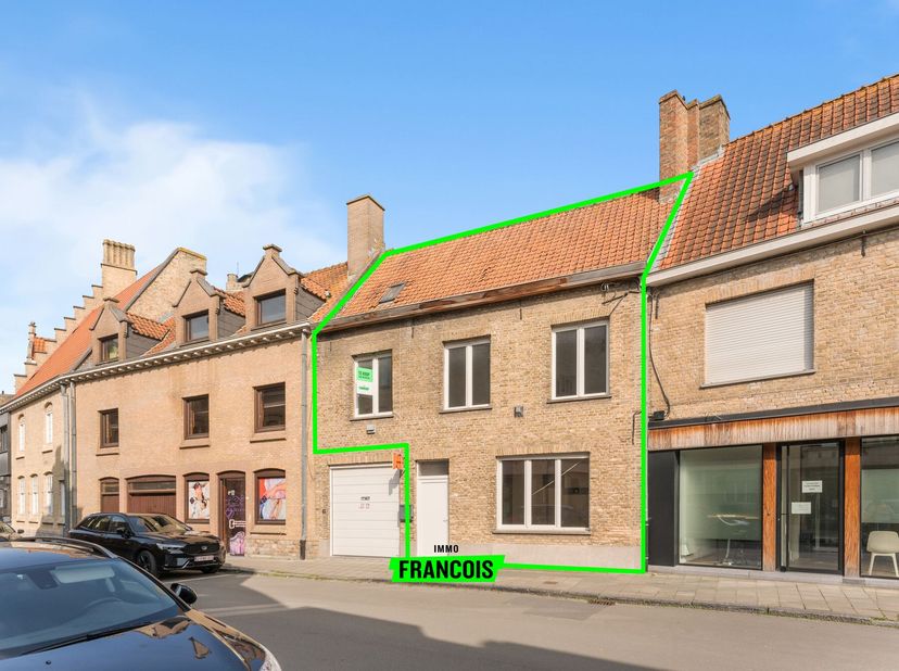 Située dans la rue Boterweegschaal, au cur de Veurne, nous trouvons cette maison mitoyenne à rafraîchir. La maison a été louée pendant longtemps et pe