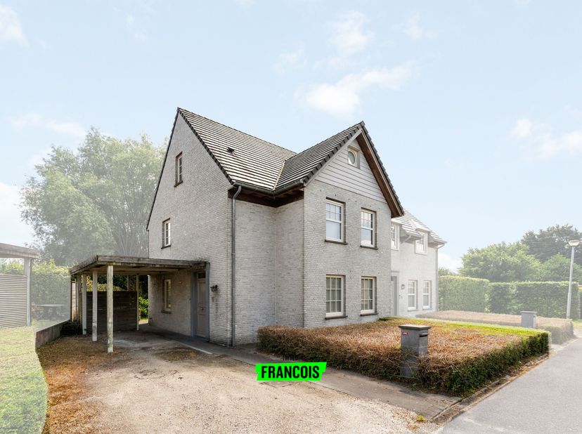 Située dans le charmant et paisible village de Bellegem, cette maison familiale bien entretenue et prête à emménager, construite en 2009, combine conf