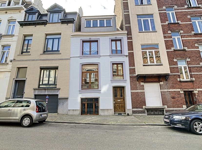 PAS DE COLOCATION ! In een zeer gewilde buurt vlakbij de Europese instellingen bieden wij deze prachtig gerenoveerde karakteristieke woning aan. De wo