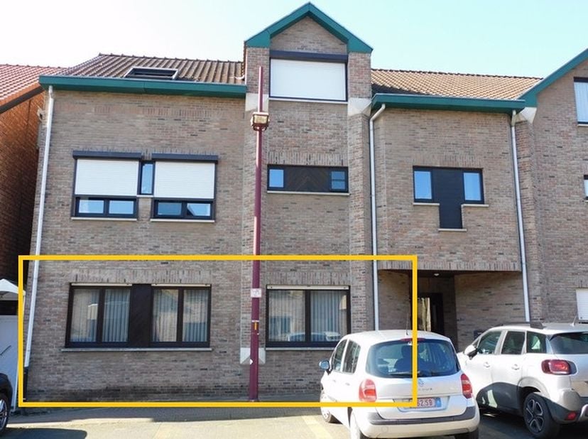 Dit gelijkvloers appartement, gelegen in het centrum van Beringen, beschikt over een bewoonbare oppervlakte van +/- 95m². We komen binnen via de inkom