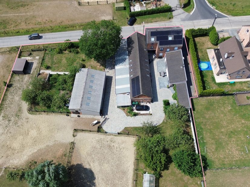 Bent u op zoek naar een unieke eigendom waar wonen, werken en uw liefde voor dieren naadloos samengaan?&lt;br /&gt;
Dan is deze prachtige hoeve in het lande