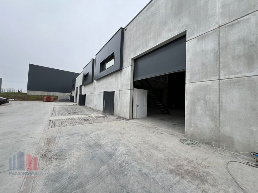 Nieuwbouw KMO-unit van 216 m² met kantoor (40 m²) en 2 privatieve parkeerplaatsen te huur. Fenomenaal gelegen in industriezone Tubize II vlakbij de E4