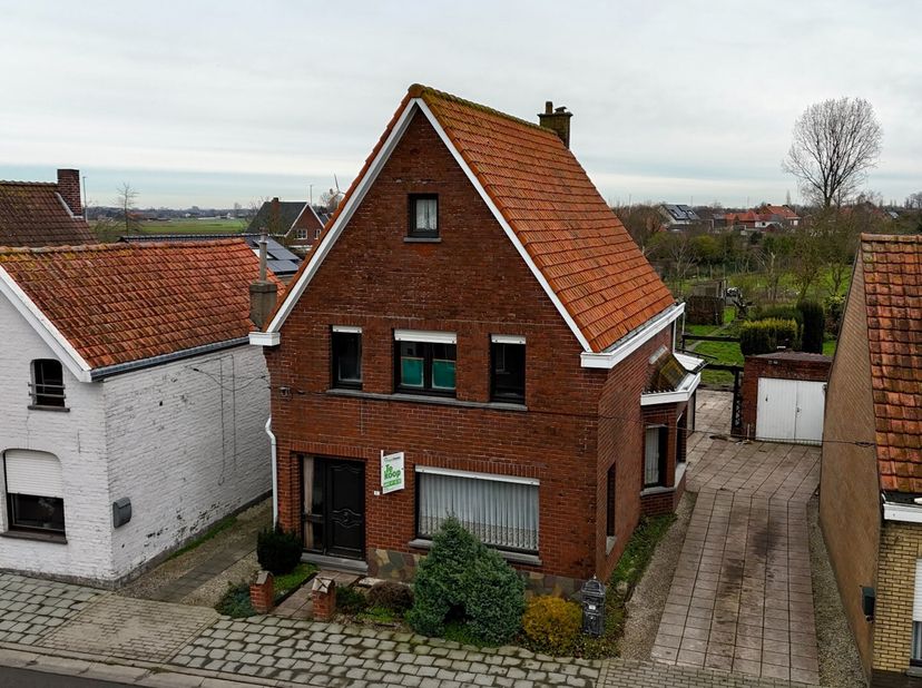 Deze licht op te frissen woning is gelegen in de Mitswegestraat te Eernegem, op een gunstige locatie met goede bereikbaarheid van zowel het centrum va