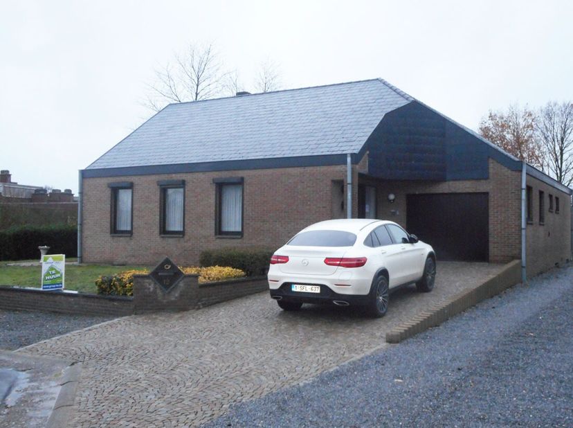 Deze ruime woning te Oudsbergen bestaat op het gelijkvloerse uit een inkomhal, living, keuken, bureel, wasplaats, berging, badkamer, toilet, 3 slaapka