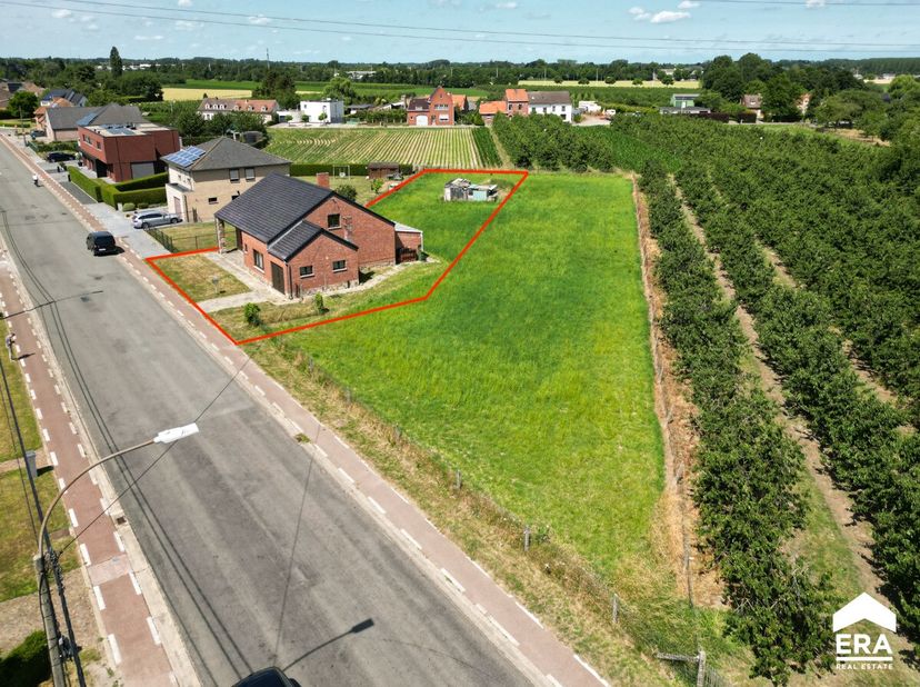 Deze charmante woning met 4 slaapkamers, gelegen aan de rand van Sint-Truiden, biedt een unieke kans om uw droomwoning te creëren. Met een bewoonbare