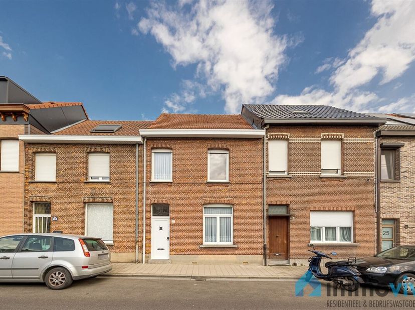 Op te frissen woning met potentieel  3 slaapkamers, zolder met uitbreidingsmogelijkheden, ruime tuin &amp; garage!&lt;br /&gt;
Ben je op zoek naar een woning di