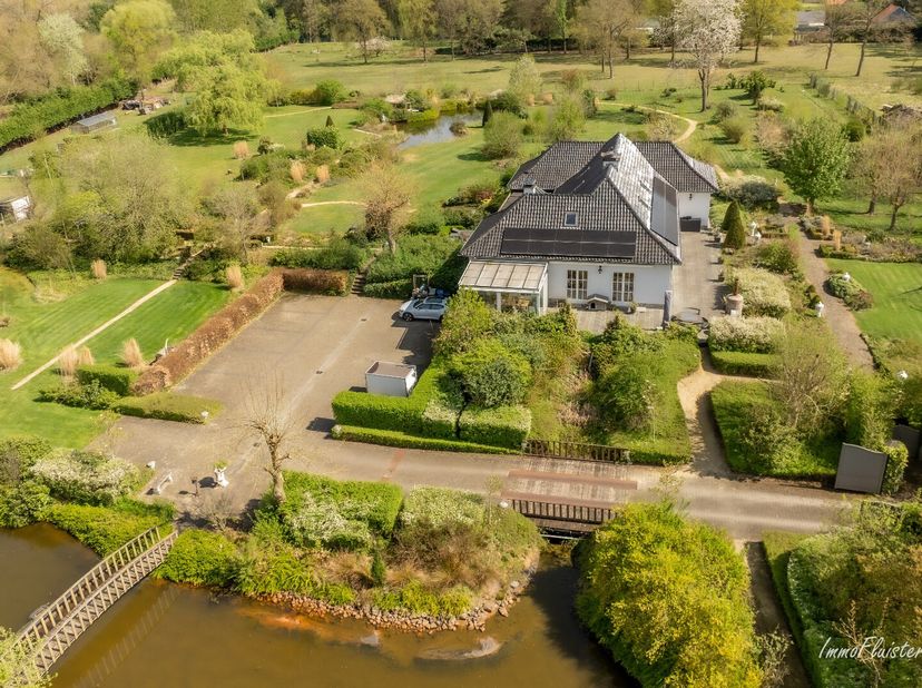 Cette villa de luxe, située sur un domaine de 3,7 hectares, crée une oasis de tranquillité dans un magnifique environnement verdoyant. La propriété es