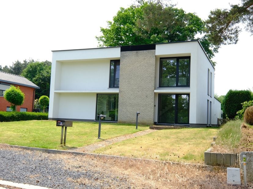 Deze ruime woning is gelegen in Lummen, Sint-Rochusstraat 39.  Het is een zeer rustige buurt, maar met zeer goede aansluiting op de autosnelwegen E313