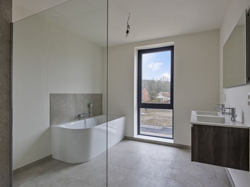 Sur un terrain de 441m², nous trouvons ce bâtiment mitoyen (lot 9) avec 3 chambres à vendre. Situé près du centre de Balen et bien relié à Mol, Lommel