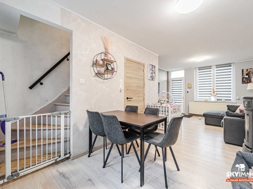 L&#039;agence SKYIMMO est ravie de vous présenter cette charmante maison, offrant une surface habitable de 80 m² située à Alleur, se compose comme suit :&lt;b
