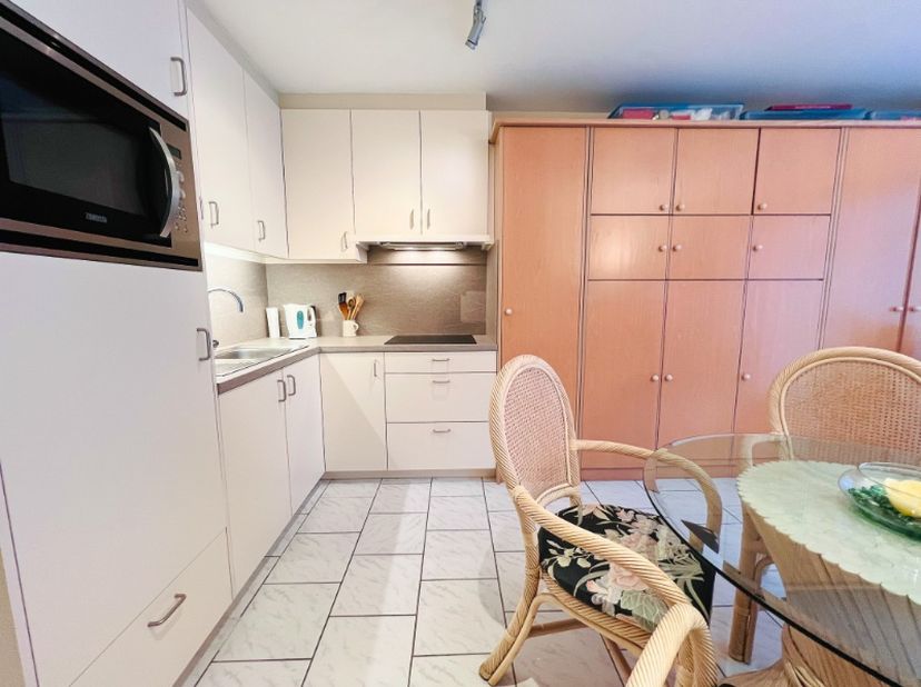 Deze ruime studio met slaaphoek ligt op slechts 50m wandelen van de Zeedijk van Wenduine en bevindt zich vlak aan de tramhalte. Het appartement is gel