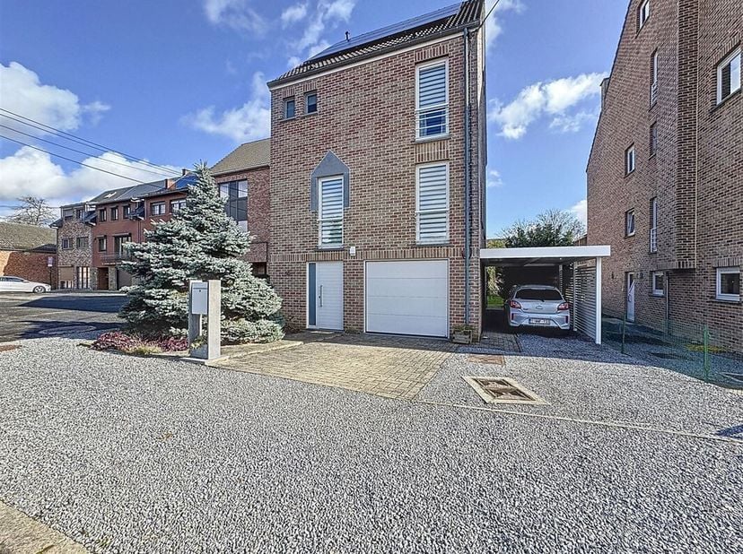 OPTION... Découvrez cette charmante maison idéalement située à Jambes, à deux pas de la Meuse, alliant confort et modernité dans un cadre agréable et