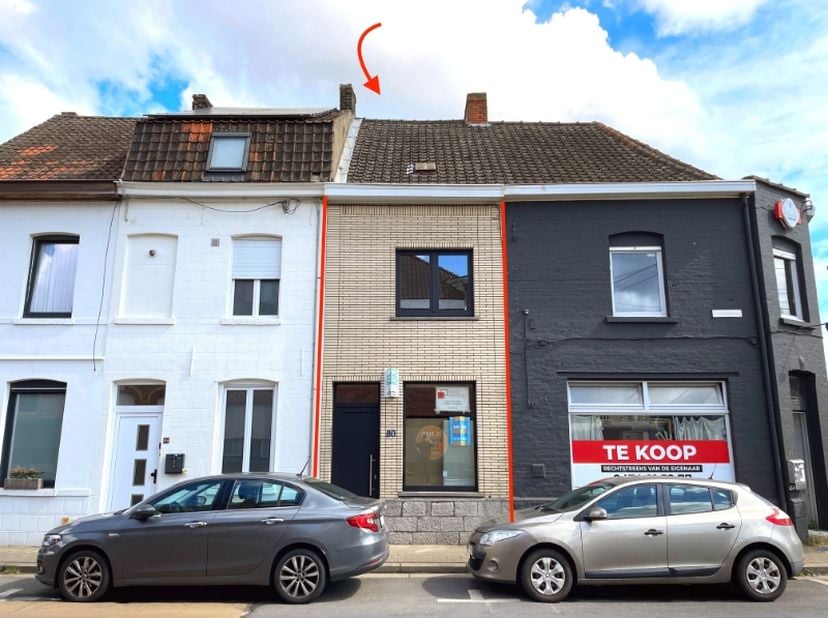 Toffe rijwoning te koop met koer en 3 slaapkamers. &lt;br /&gt;
De ruime leefruimte, de gezellige koer en de droge kelder bieden talloze mogelijkheden. Met