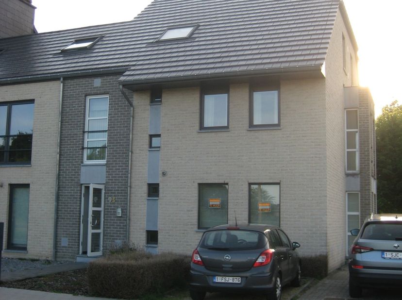 Mooi rustig maar centraal gelegen gelijkvloers appartement te Overpelt, op de grens met Neerpelt. Op wandelafstand van het station en centrum van Neer