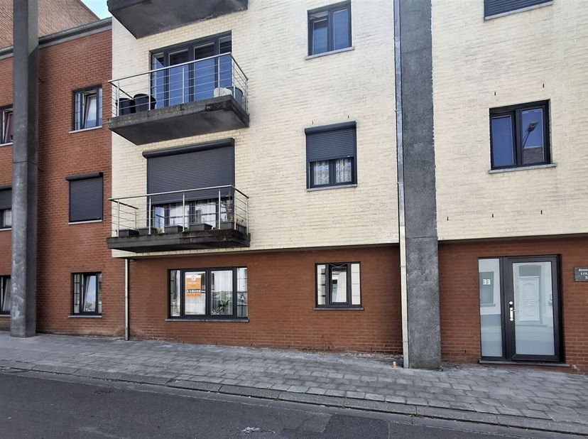 Bel appartement au rez de chaussée à deux pas de la gare et à proximités de toutes les commodités composé d&#039;un hall d&#039;entrée, wc séparé, living, cuisi