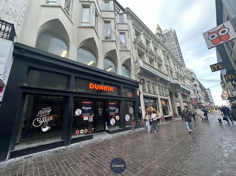 Handelsgelijkvloers op drukke passageligging - centrale en commerciële ligging aan het Wapenplein, de Kapellestraat, Adolf Buylstraat en nabij de Zeed