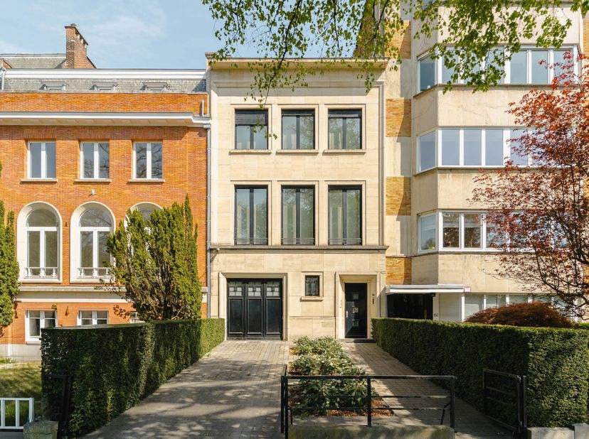 Sur la prestigieuse avenue Franklin Roosevelt, à quelques pas du Bois de la Cambre, belle maison de maître érigée en 1940 et entièrement rénovée en 20