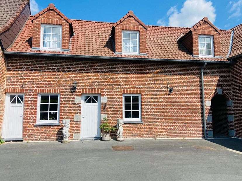 Magnifique maison,&lt;br /&gt;
Celle-ci nous offre un chaleureux living, une cuisine équipée donnant vue sur la terrasse, une salle de bain et un WC séparé.