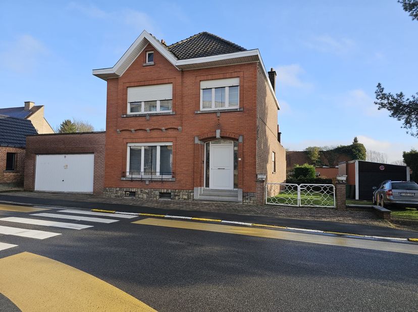 Deze ruime woning is gunstig gelegen nabij de dorpskern van Galmaarden (Pajottegem) en vlakbij de gemeentelijke basisschool.&lt;br /&gt;
&lt;br /&gt;
Op het gelij