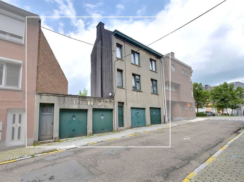 Te renoveren woning in het centrum van Tervuren.&lt;br /&gt;
Deze woning is voorzien van 4 garages (deels verhuurd), leefruimte, eetplaats, ingerichte keuke