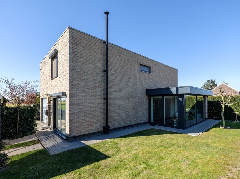 In het pittoreske dorpje Kesselt vindt u deze moderne en stijlvolle woning op een perceel van 388 m². Met een bewoonbare oppervlakte van 283 m² combin