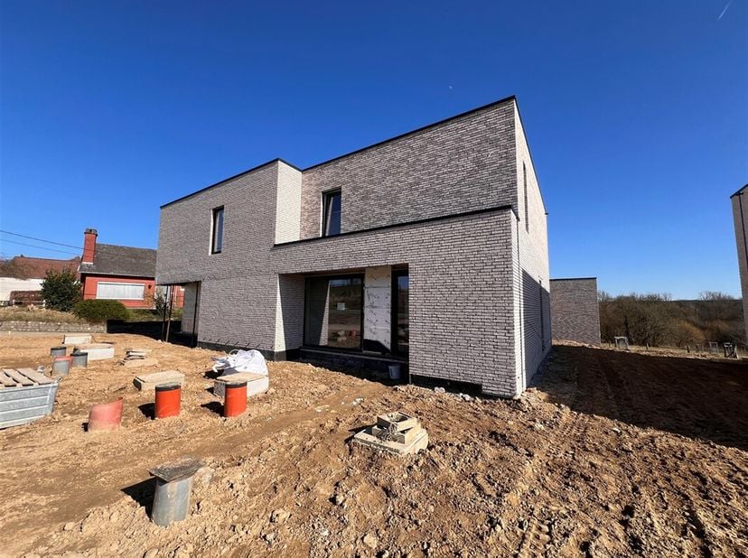 Uitgevend op natuurgebied, nabij de dorpskern van het landelijke Korbeek-Dijle en met een perfecte verbinding naar zowel Leuven als Brussel en andere