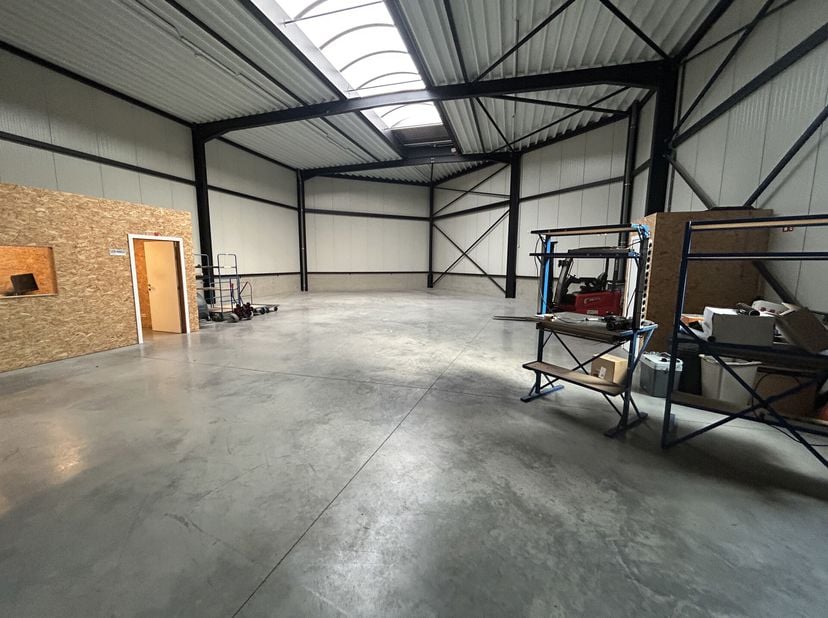 Entrepôt de 301 m² fantastiquement situé avec petit bureau à louer, à peine à 1 km de la R0. L&#039;entrepôt est équipé d&#039;une porte sectionnelle, d&#039;un puit